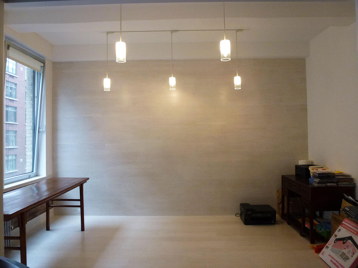 Brightly lit room with a light beige patterned wallpaper