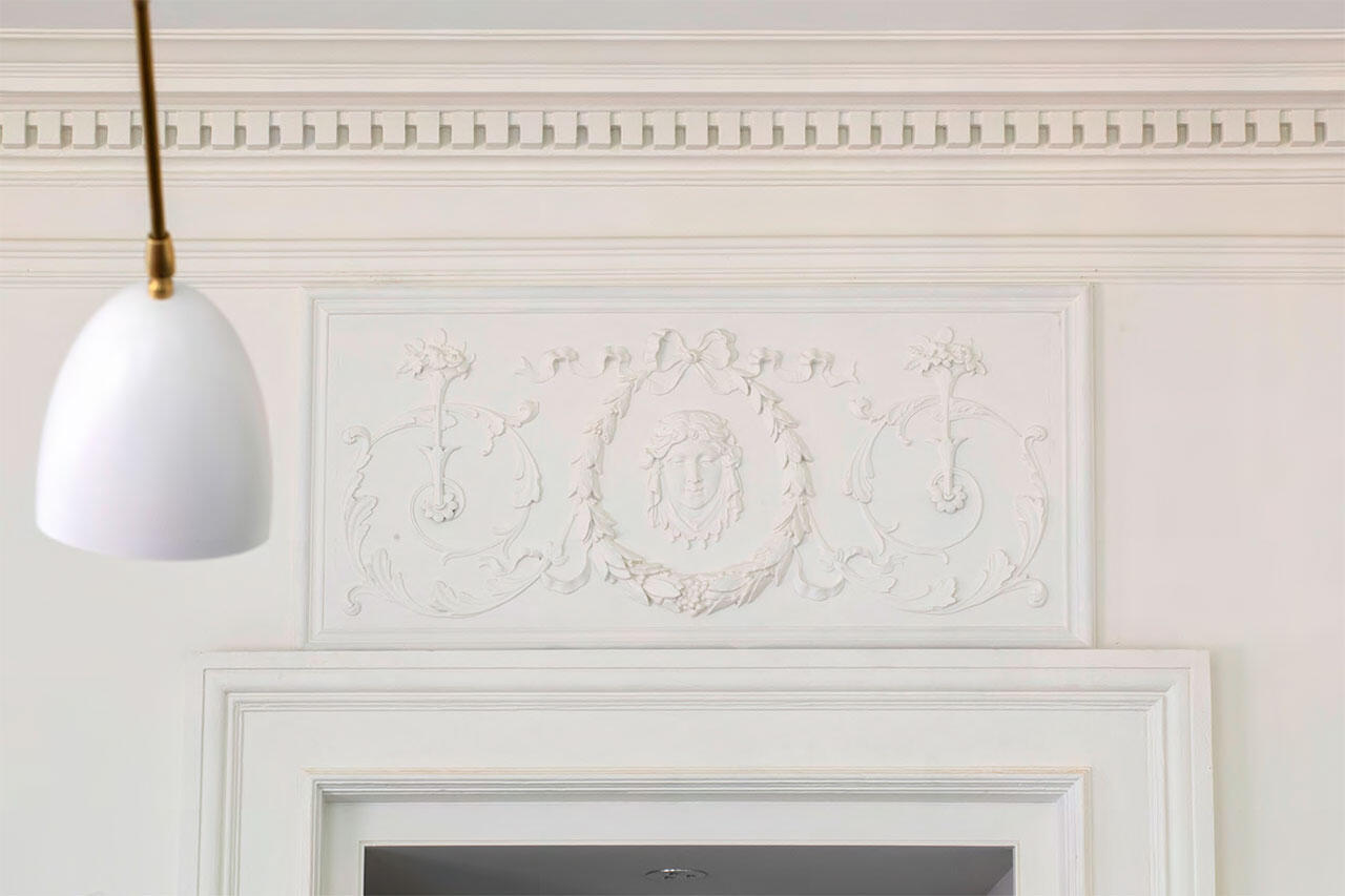 Brightly lit room with a light beige patterned wallpaper